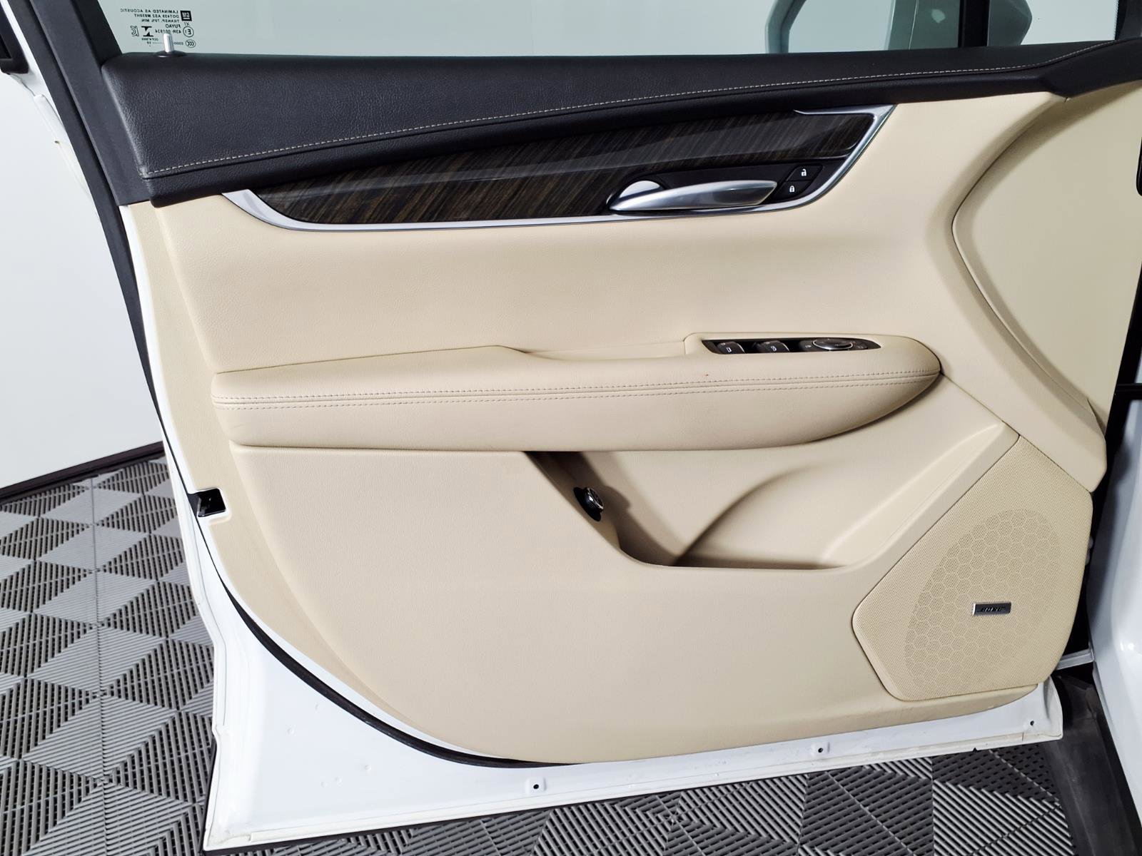 Used 2018 Cadillac XT5 FWD w/ LPO, Wheel Lock Package image 16