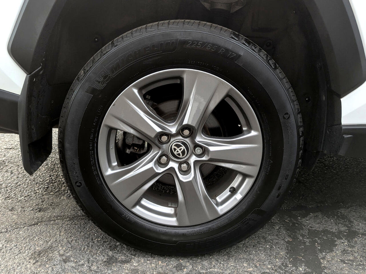 Used 2024 Toyota RAV4 XLE AWD/4WD image 53