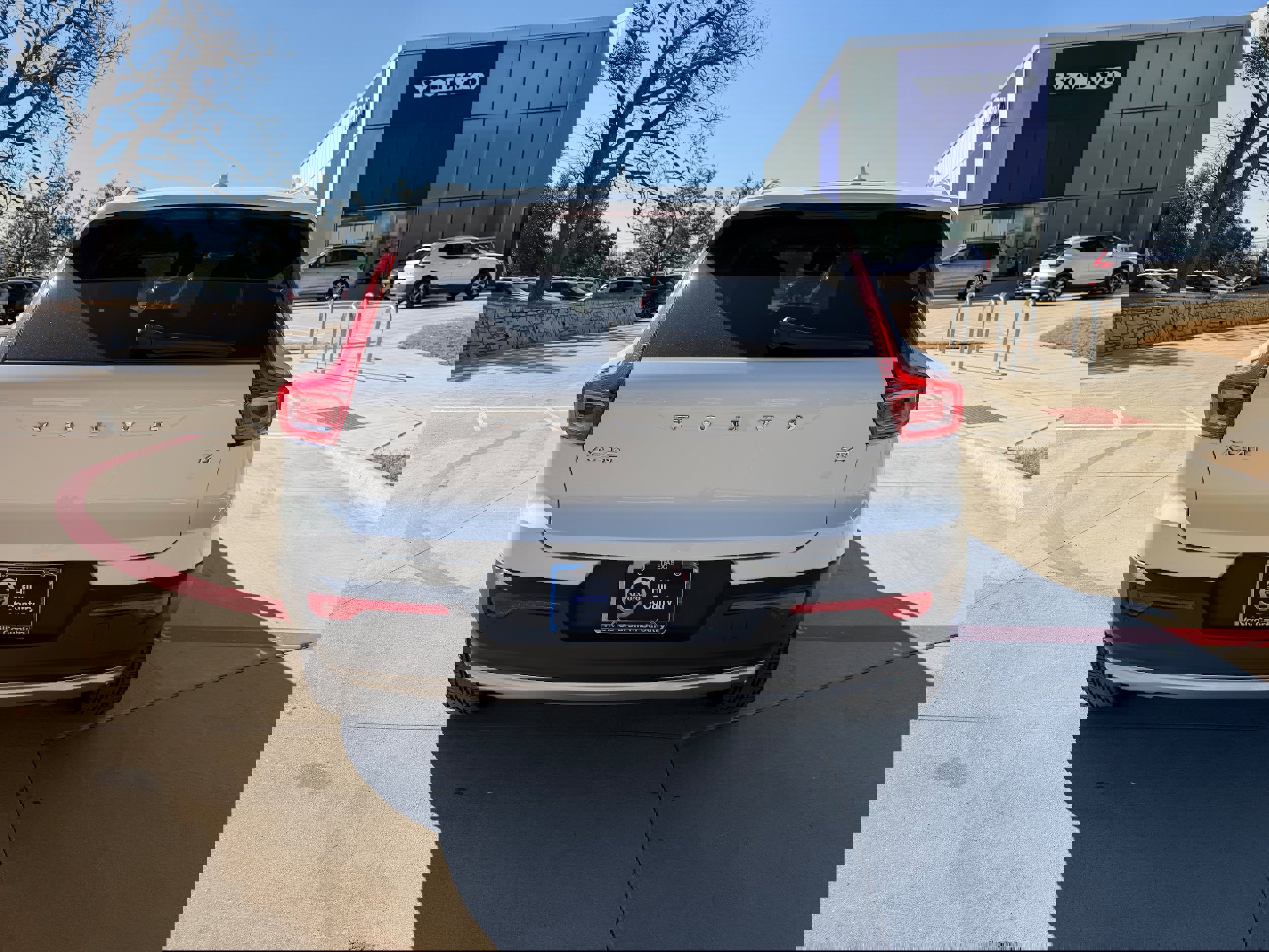 Used 2020 Volvo XC40 T4 Momentum image 5