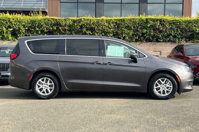 Used 2023 Chrysler Voyager LX image 3