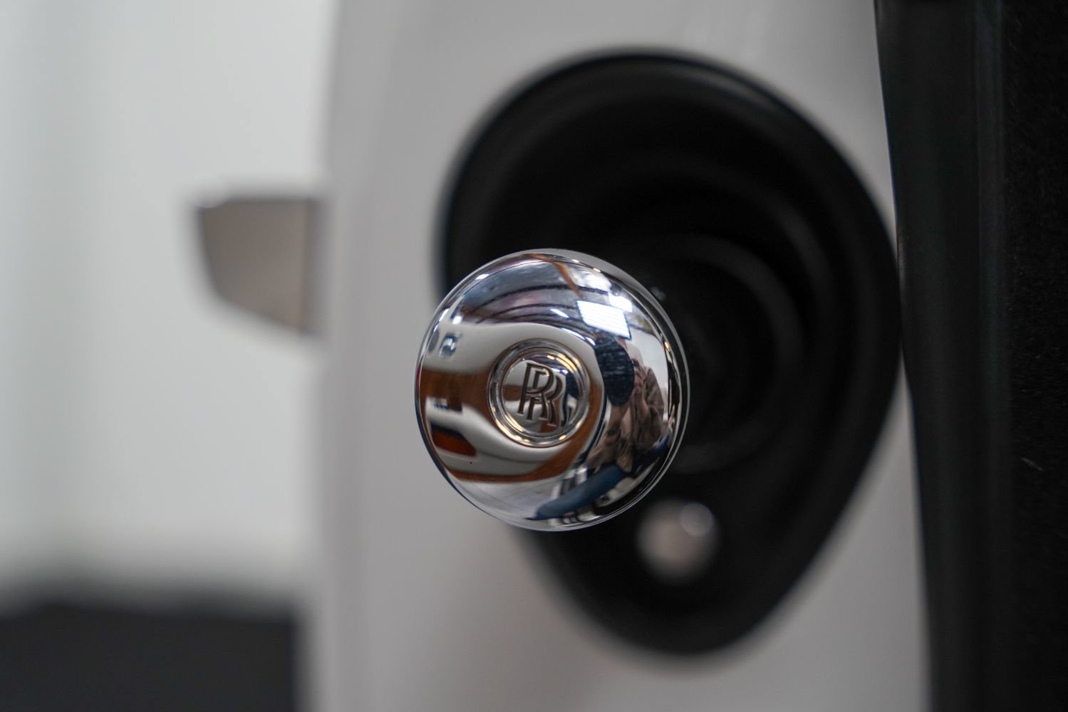 Used 2017 Rolls-Royce Dawn RWD image 40