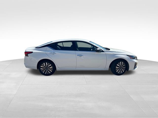 Used 2025 Nissan Altima 2.5 SV FWD image 11
