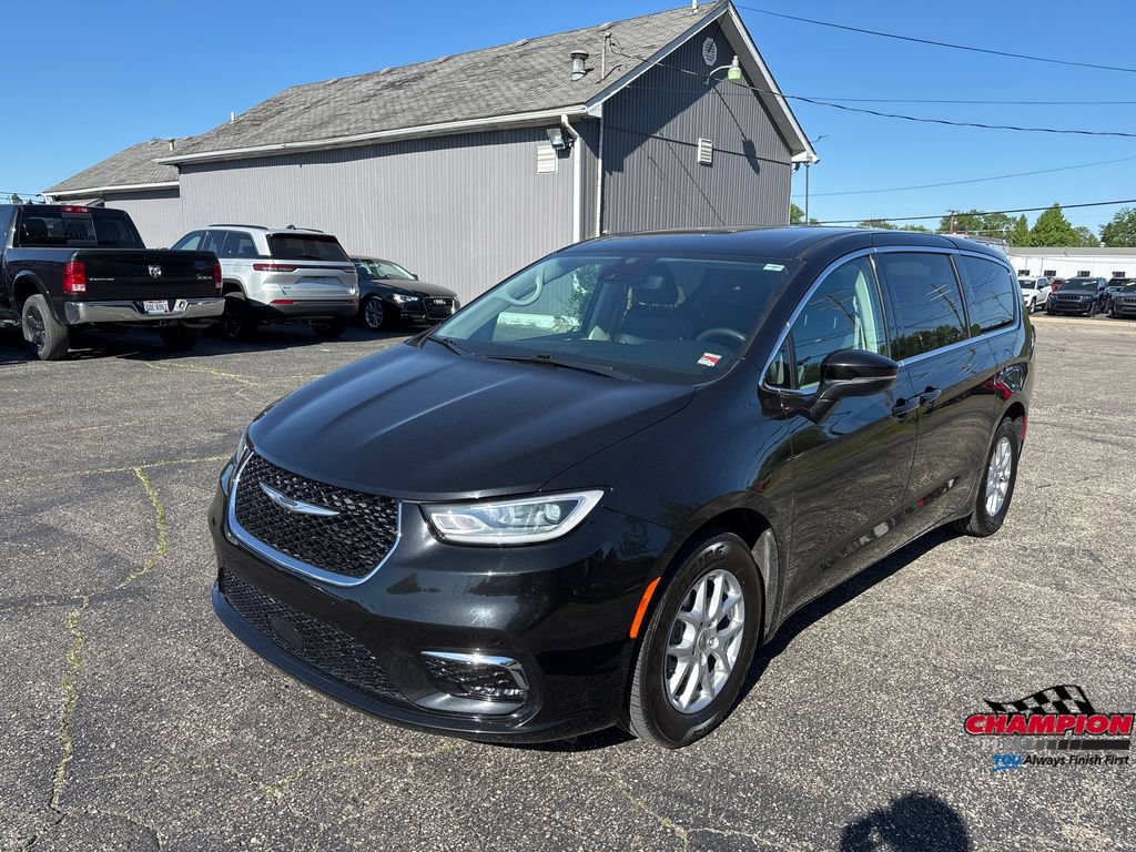 Used 2023 Chrysler Pacifica Touring-L FWD image 2