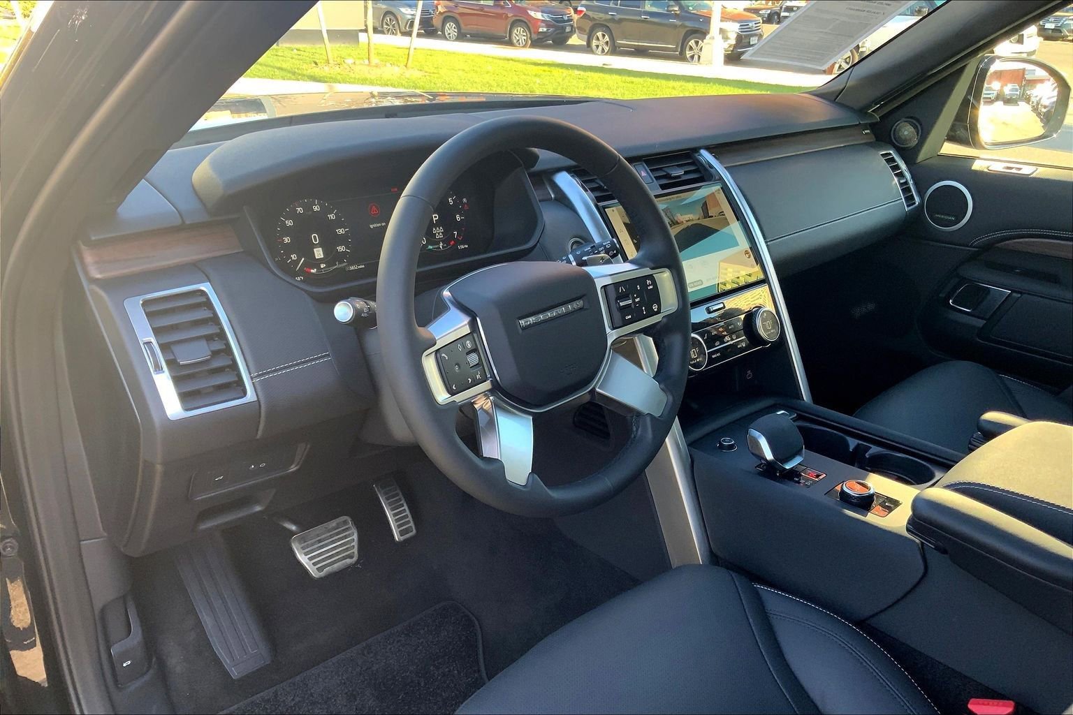 Used 2025 Land Rover Discovery Dynamic SE AWD/4WD image 17