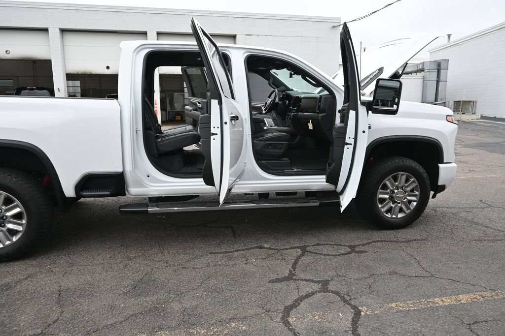 Used 2024 Chevrolet Silverado 2500 High Country w/ High Country Premium Package AWD/4WD image 4