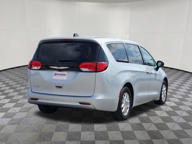 Used 2023 Chrysler Voyager LX FWD image 3