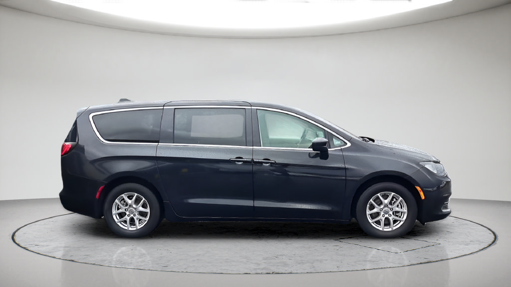 Used 2023 Chrysler Voyager LX FWD image 5