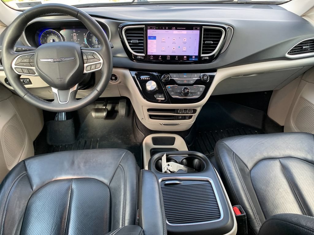 Used 2022 Chrysler Pacifica Touring-L FWD image 16