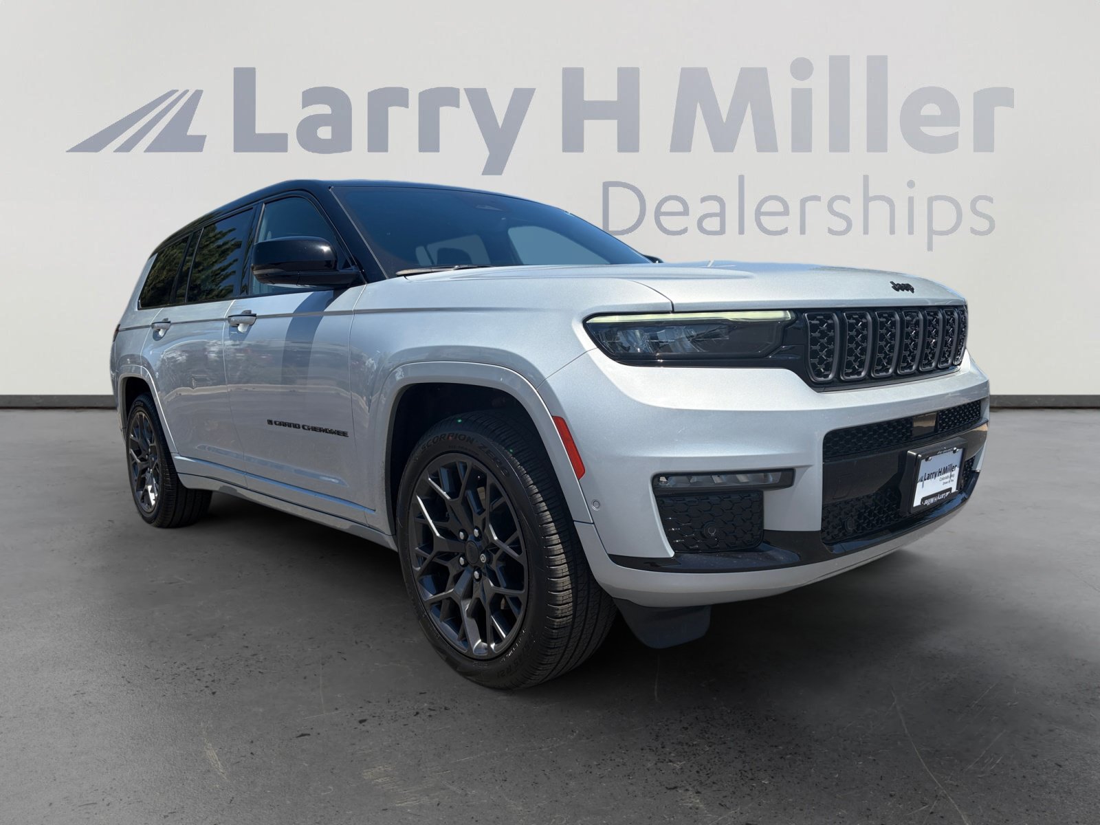 Used 2024 Jeep Grand Cherokee L Summit w/ Advanced Protech Group IV AWD/4WD image 7