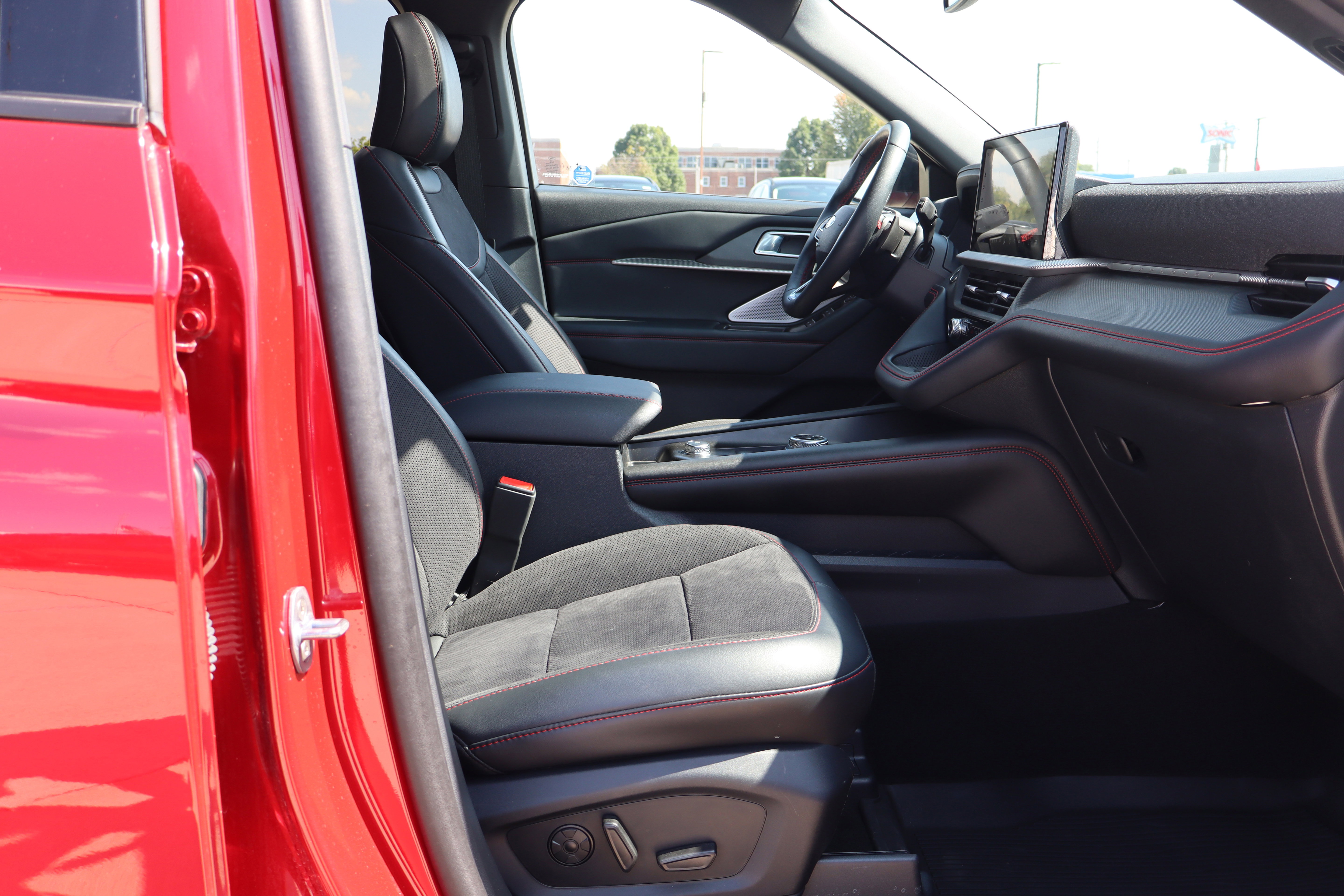 Used 2025 Ford Explorer ST image 15