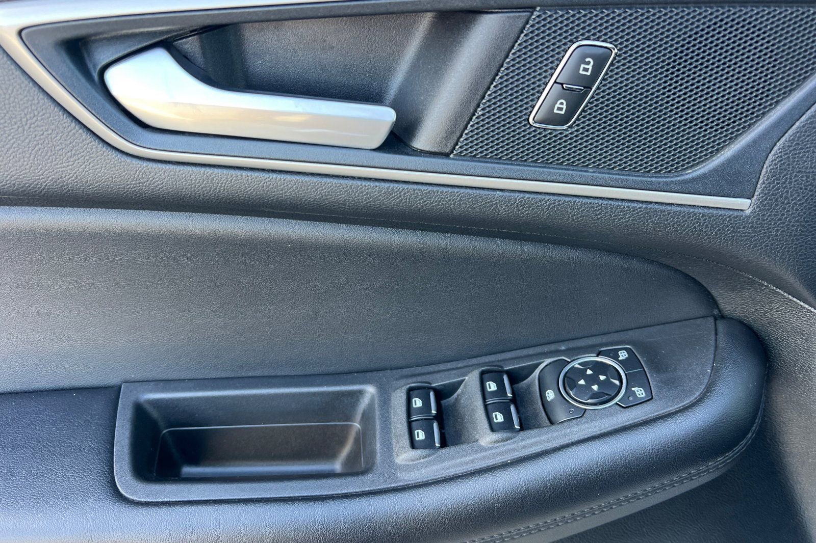 Used 2023 Ford Edge SEL image 8