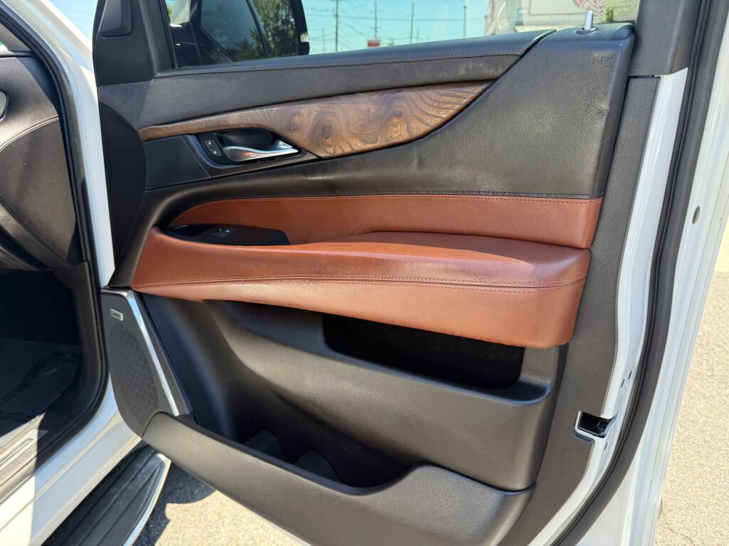 Used 2016 Cadillac Escalade ESV Luxury AWD/4WD image 32