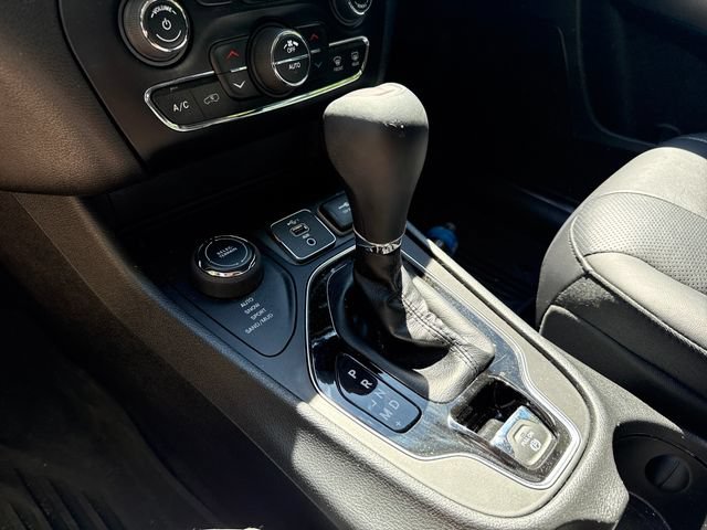 Used 2019 Jeep Cherokee Limited w/ Luxury Group AWD/4WD image 22