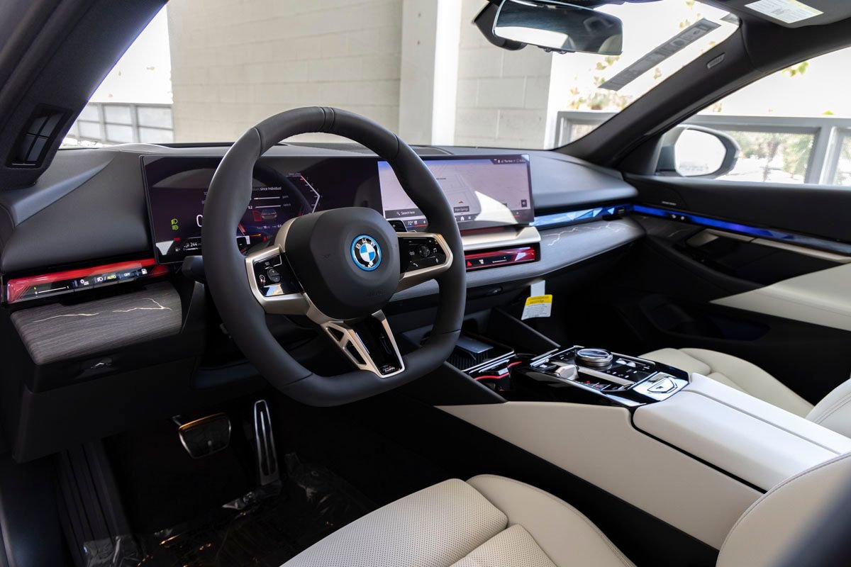 New 2026 BMW 550e xDrive w/ Premium Package AWD/4WD image 18