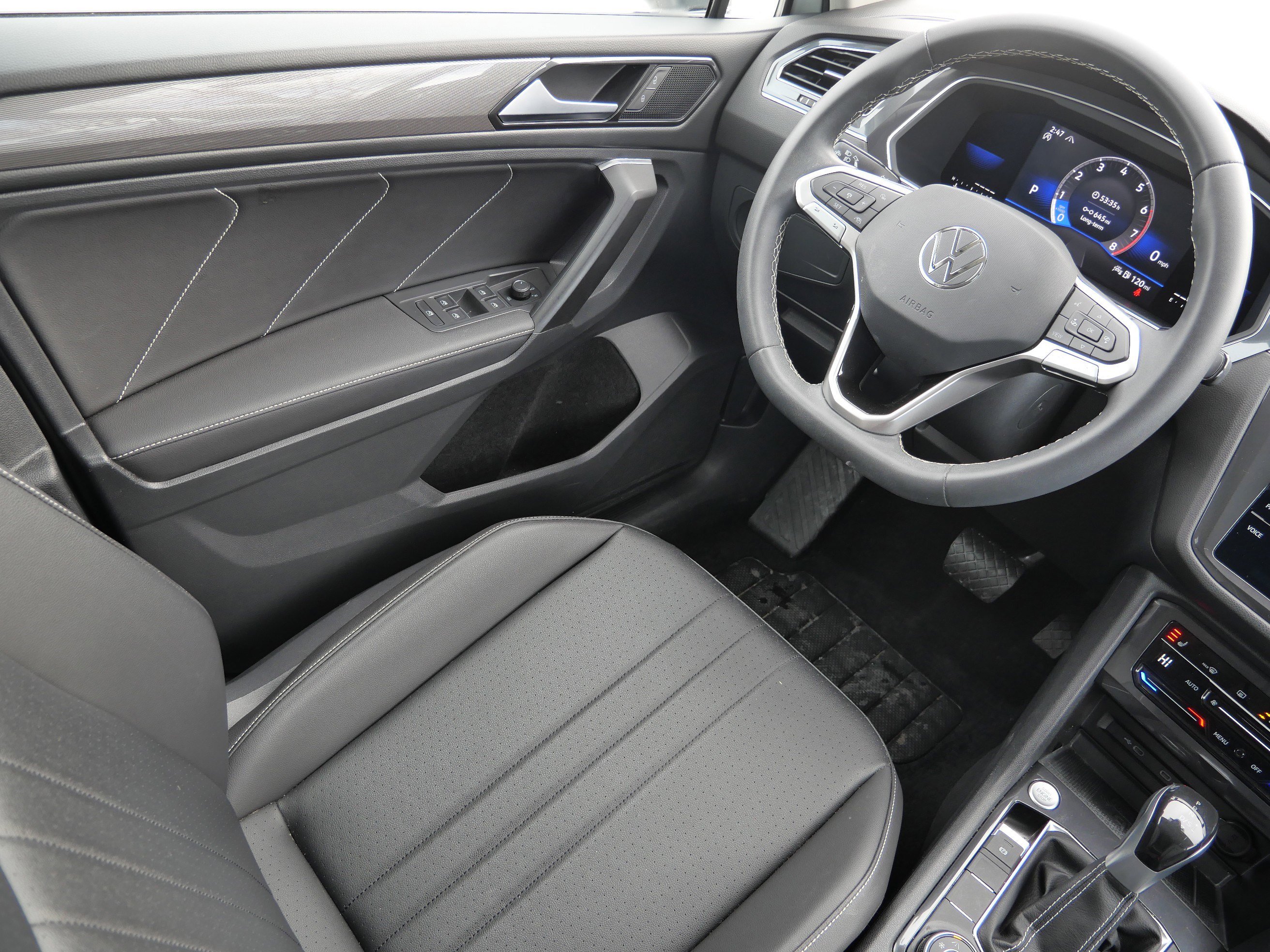 Certified 2022 Volkswagen Tiguan SE image 9