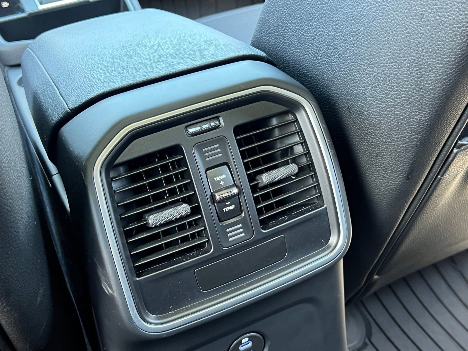 Certified 2025 Porsche Macan AWD/4WD image 18