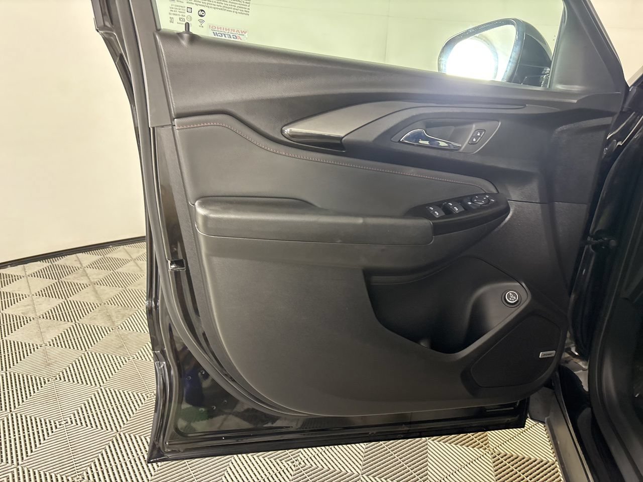Used 2023 Chevrolet TrailBlazer RS w/ Sun and Liftgate Package FWD image 8