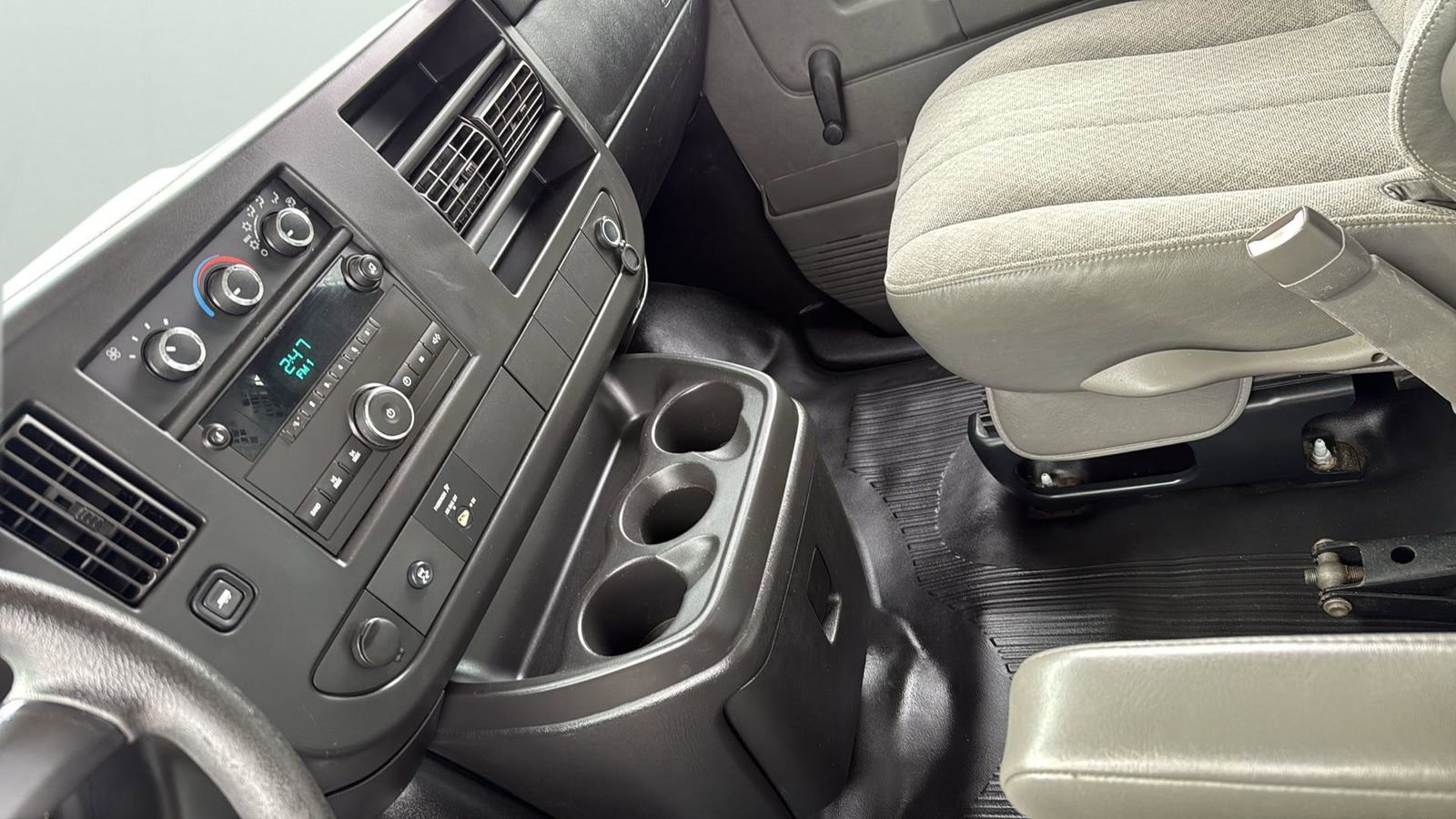 Used 2011 Chevrolet Express 2500 image 17