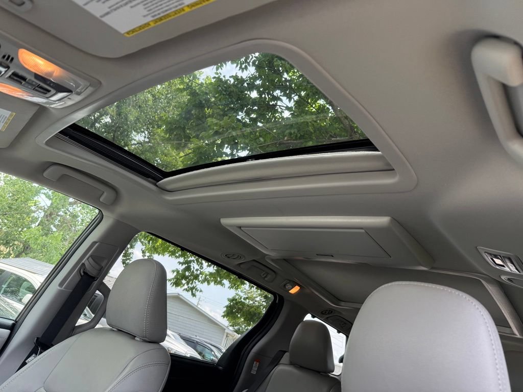 Used 2018 Toyota Sienna Limited Premium FWD image 15