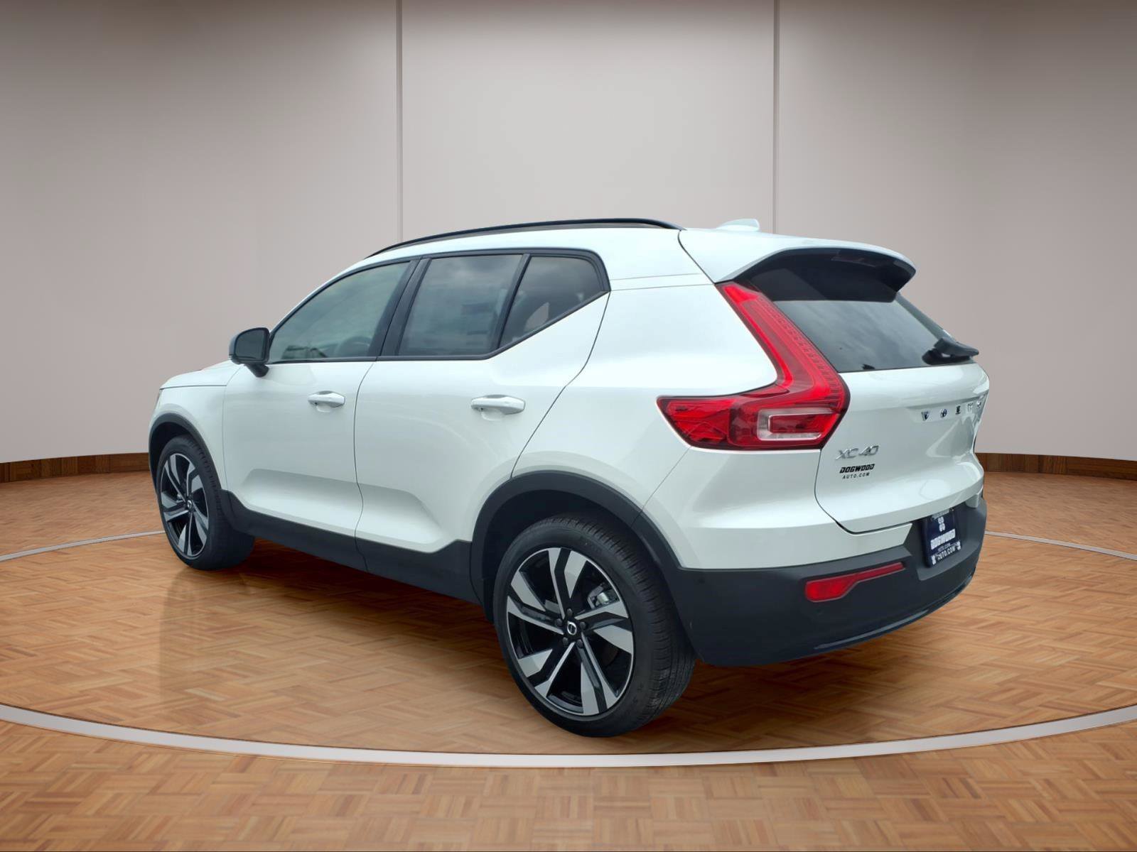 New 2026 Volvo XC40 B5 Plus w/ Climate Package AWD/4WD image 4