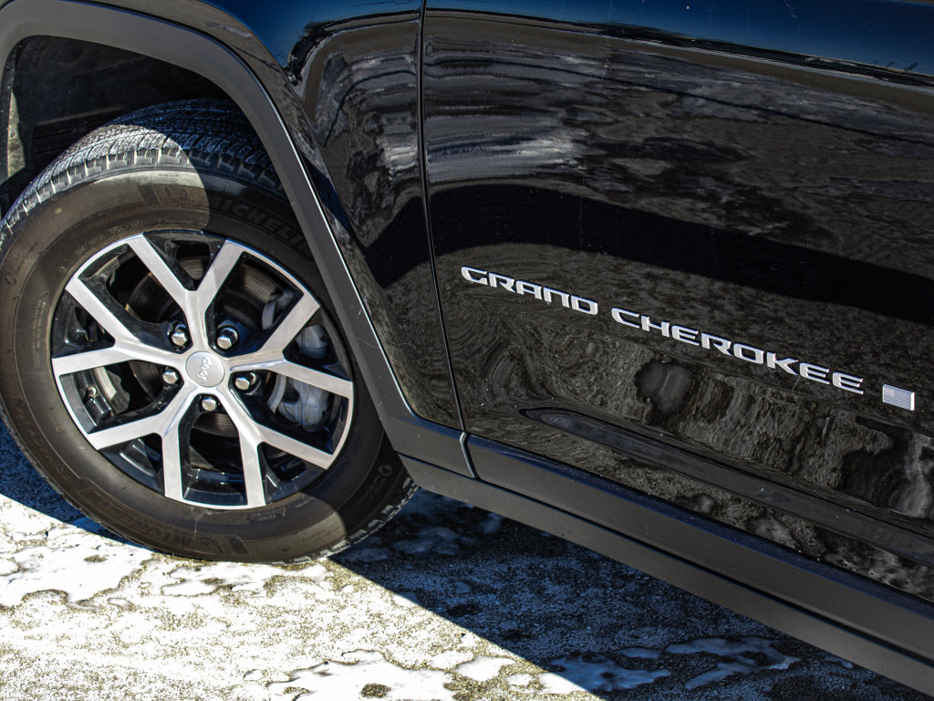 Used 2024 Jeep Grand Cherokee Limited image 9