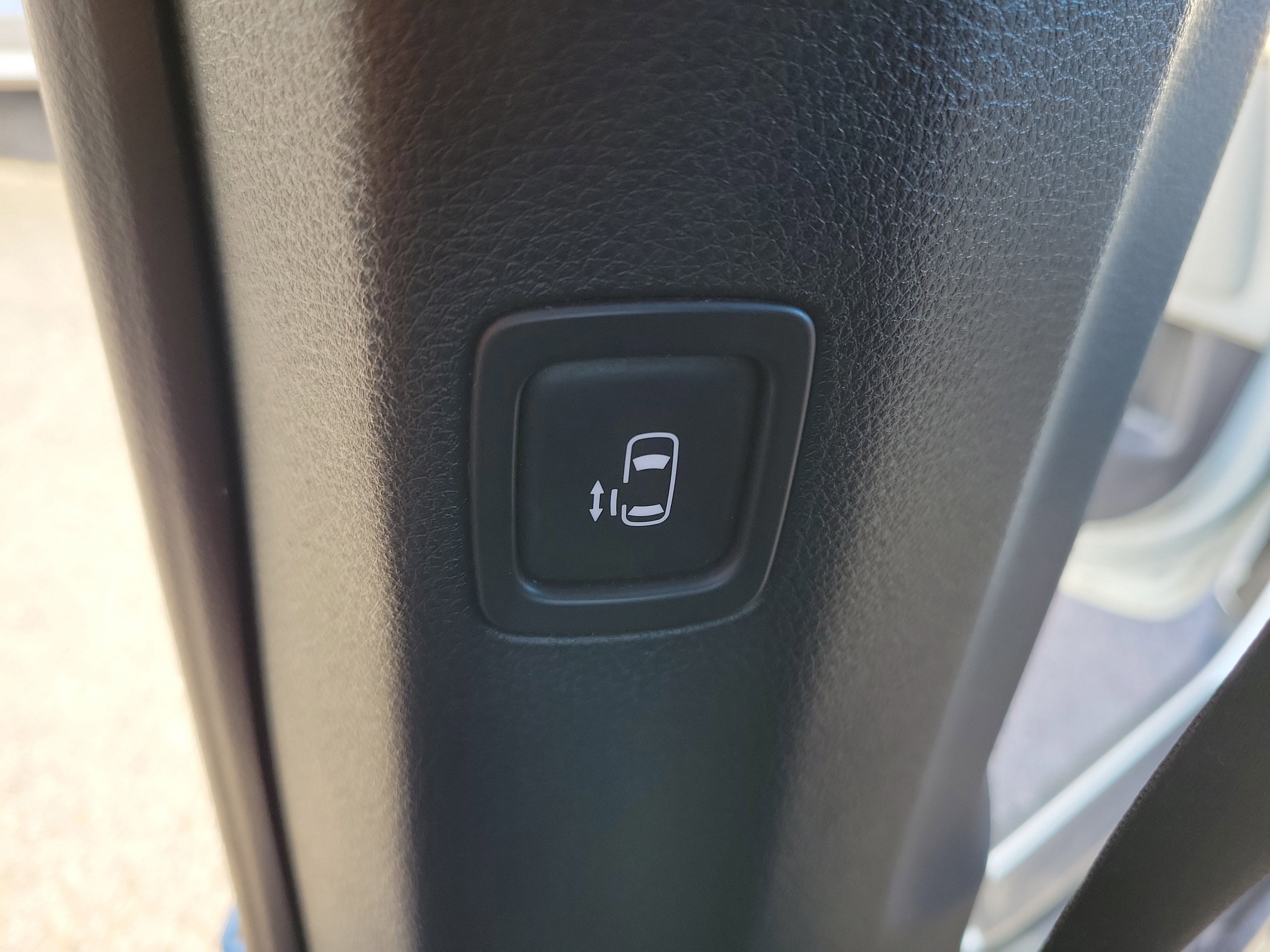 Used 2024 Kia Carnival EX image 25