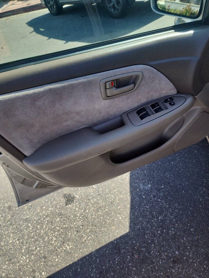 Used 1998 Toyota Camry LE FWD image 9
