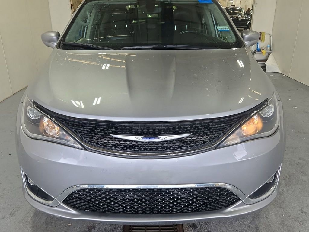 Used 2020 Chrysler Pacifica Touring-L FWD image 2