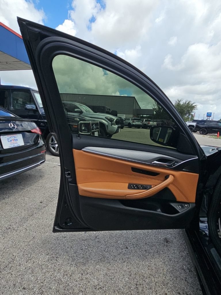 Used 2019 BMW 530e w/ M Sport Package RWD image 10