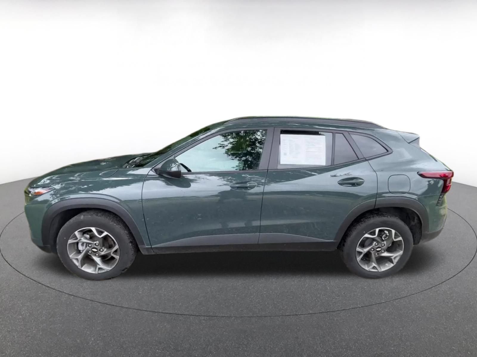 Used 2025 Chevrolet Trax LT w/ LT Convenience Package FWD image 8