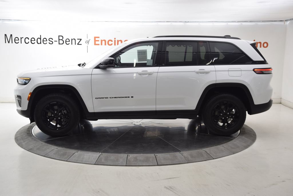 Used 2024 Jeep Grand Cherokee Altitude RWD image 3