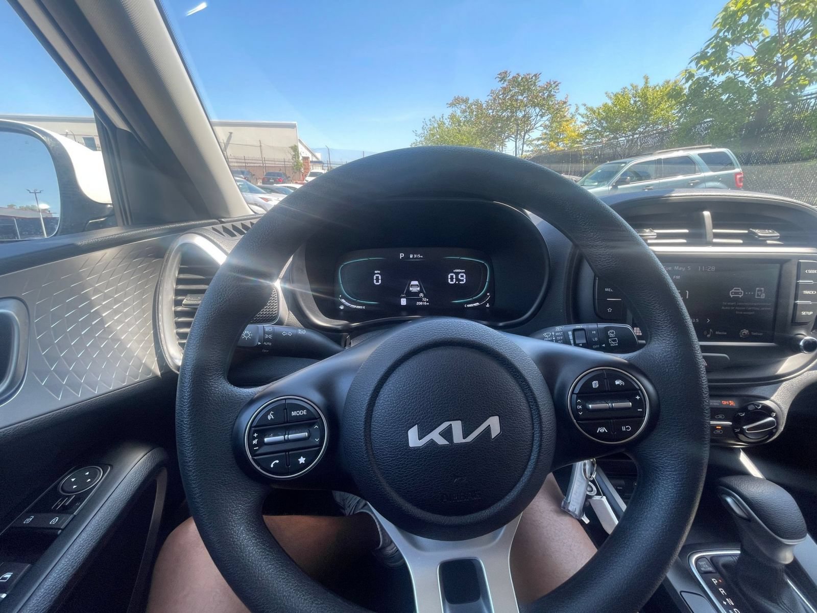 Used 2025 Kia Soul LX w/ LX Technology Package FWD image 29