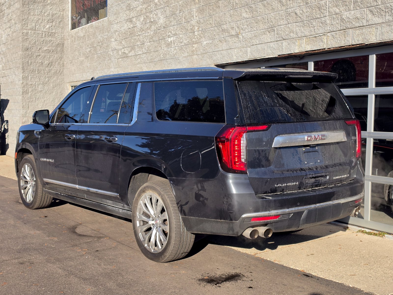Used 2022 GMC Yukon XL Denali w/ Denali Premium Package AWD/4WD image 5
