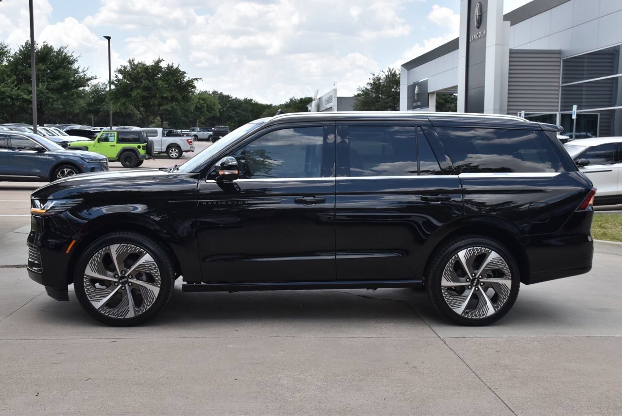 New 2026 Lincoln Navigator Black Label AWD/4WD image 11