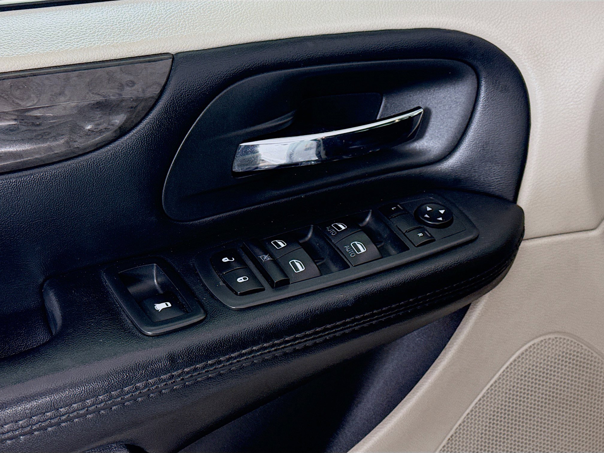 Used 2019 Dodge Grand Caravan SE image 24