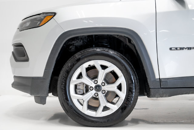 Used 2025 Jeep Compass Latitude w/ Sun & Sound Group AWD/4WD image 34