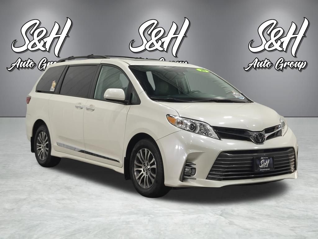 Used 2020 Toyota Sienna XLE w/ XLE Navigation Package FWD image 2