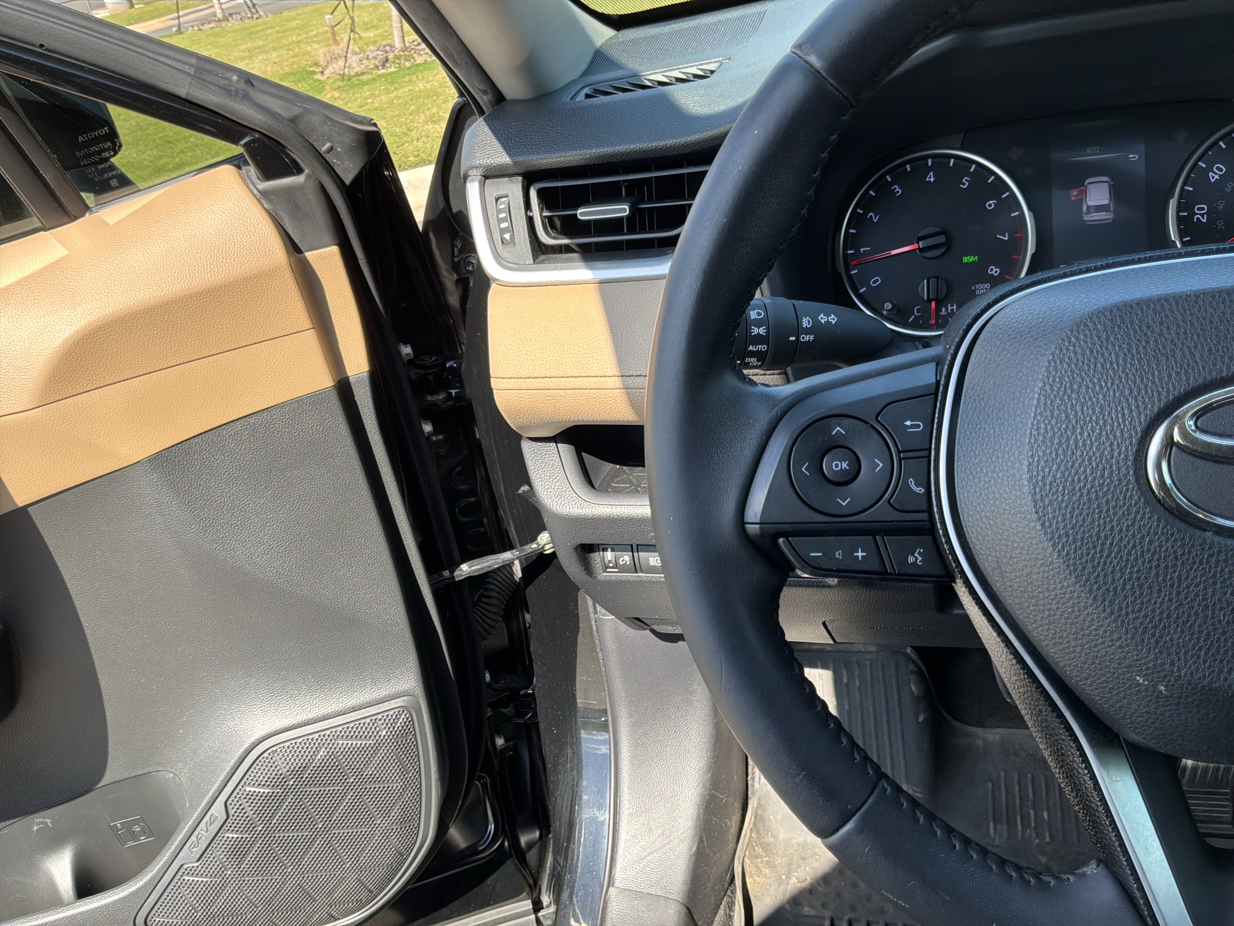 Used 2020 Toyota RAV4 XLE Premium FWD image 19