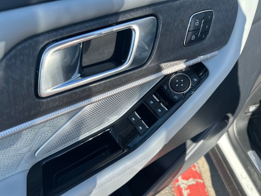 Used 2025 Ford Explorer Platinum w/ Ultimate Package AWD/4WD image 11