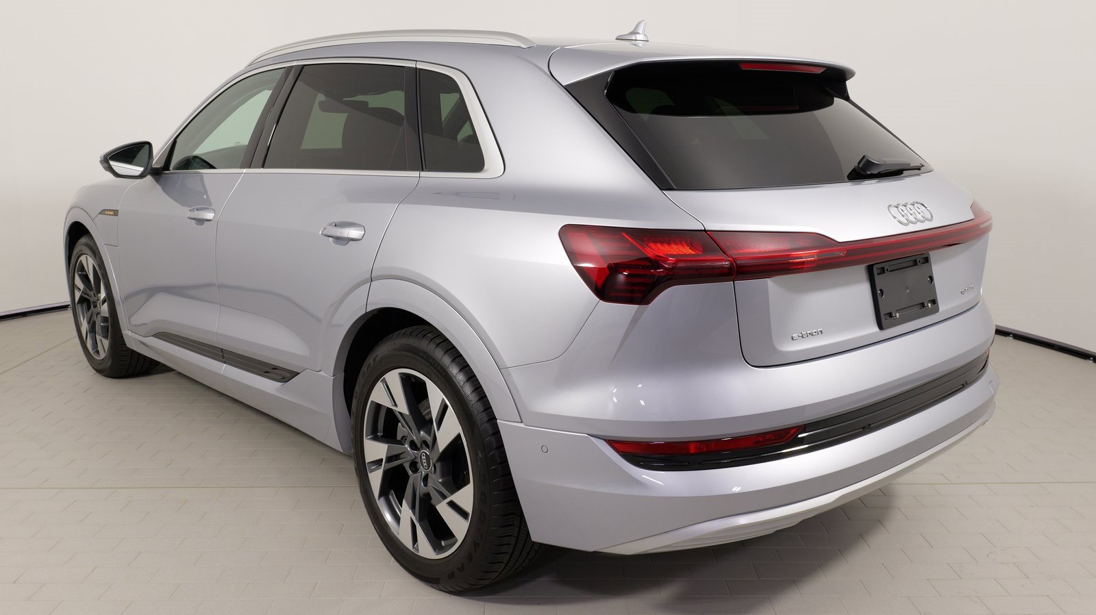 Used 2022 Audi e-tron Premium Plus w/ Premium Plus Package image 34