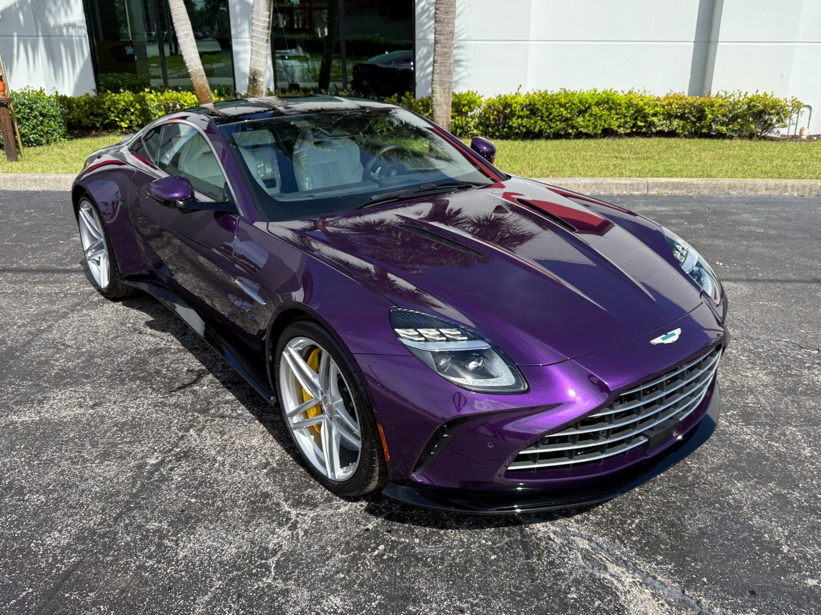 Used 2025 Aston Martin V8 Vantage Coupe RWD image 9