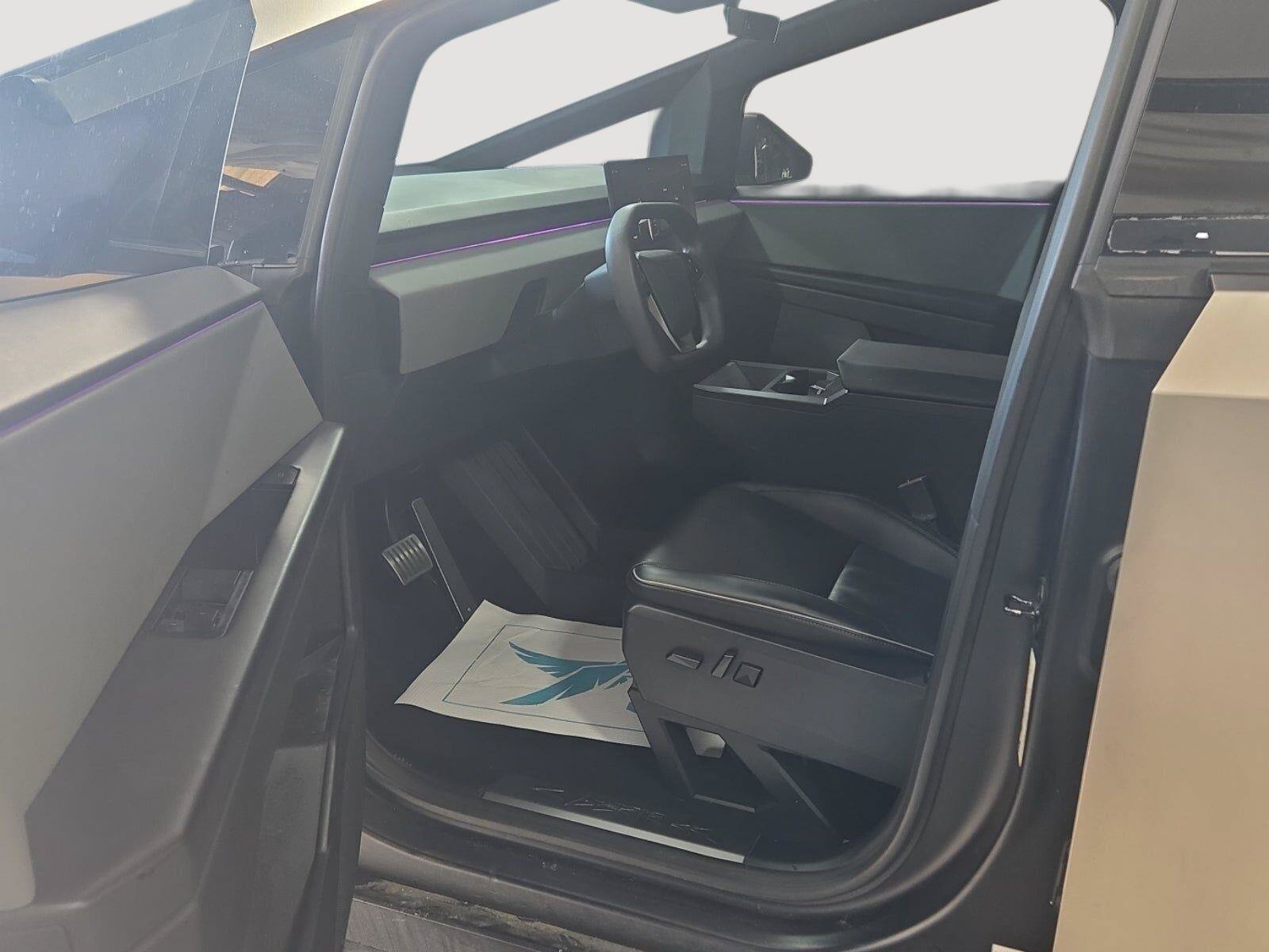 Used 2025 Tesla Cybertruck AWD Crew Cab image 4