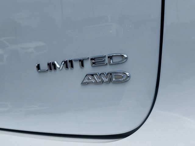 New 2027 Chrysler Pacifica Limited w/ Family Tech Group AWD/4WD image 7