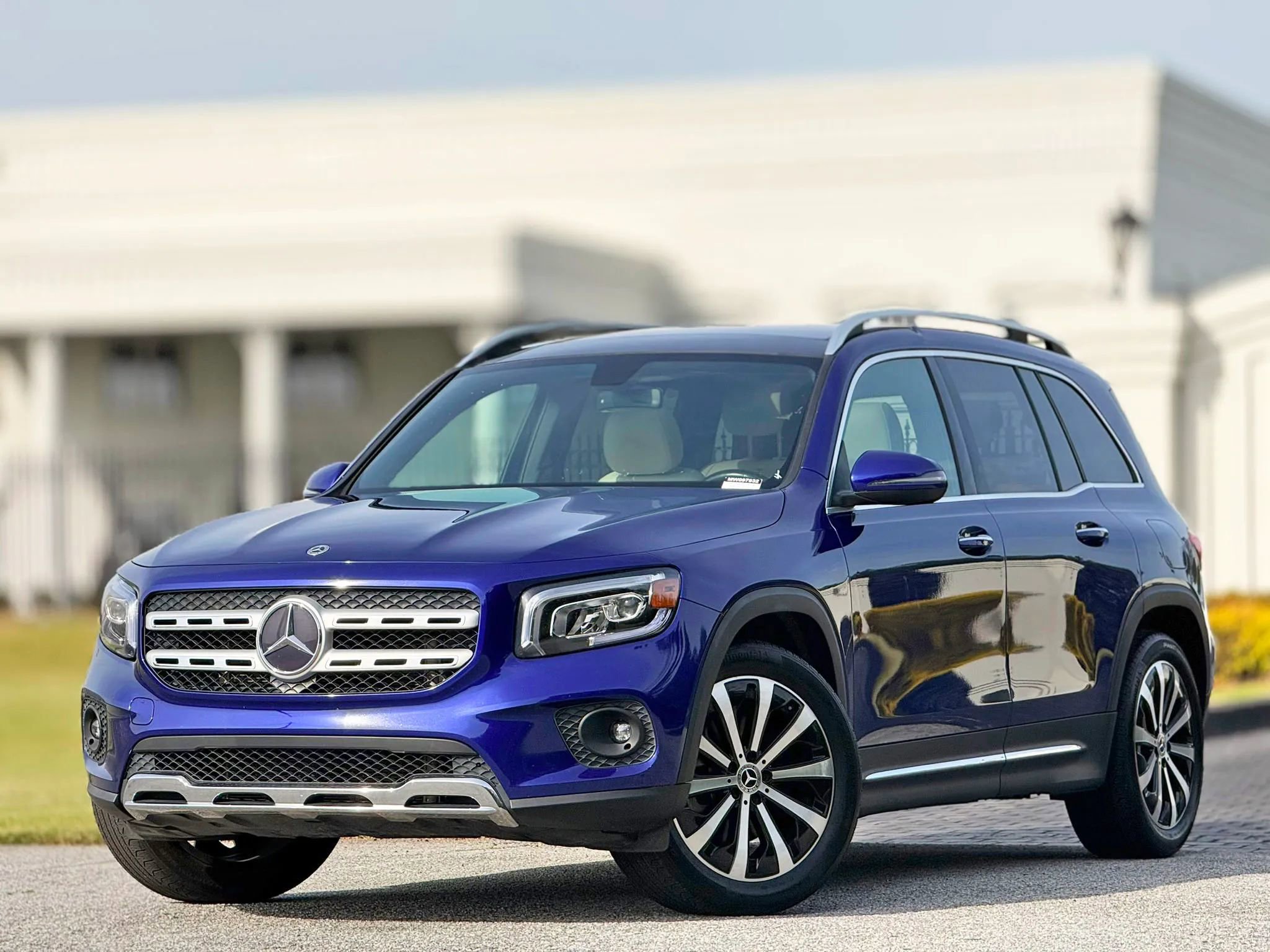 Used 2021 Mercedes-Benz GLB 250 4MATIC w/ Premium Package image 2