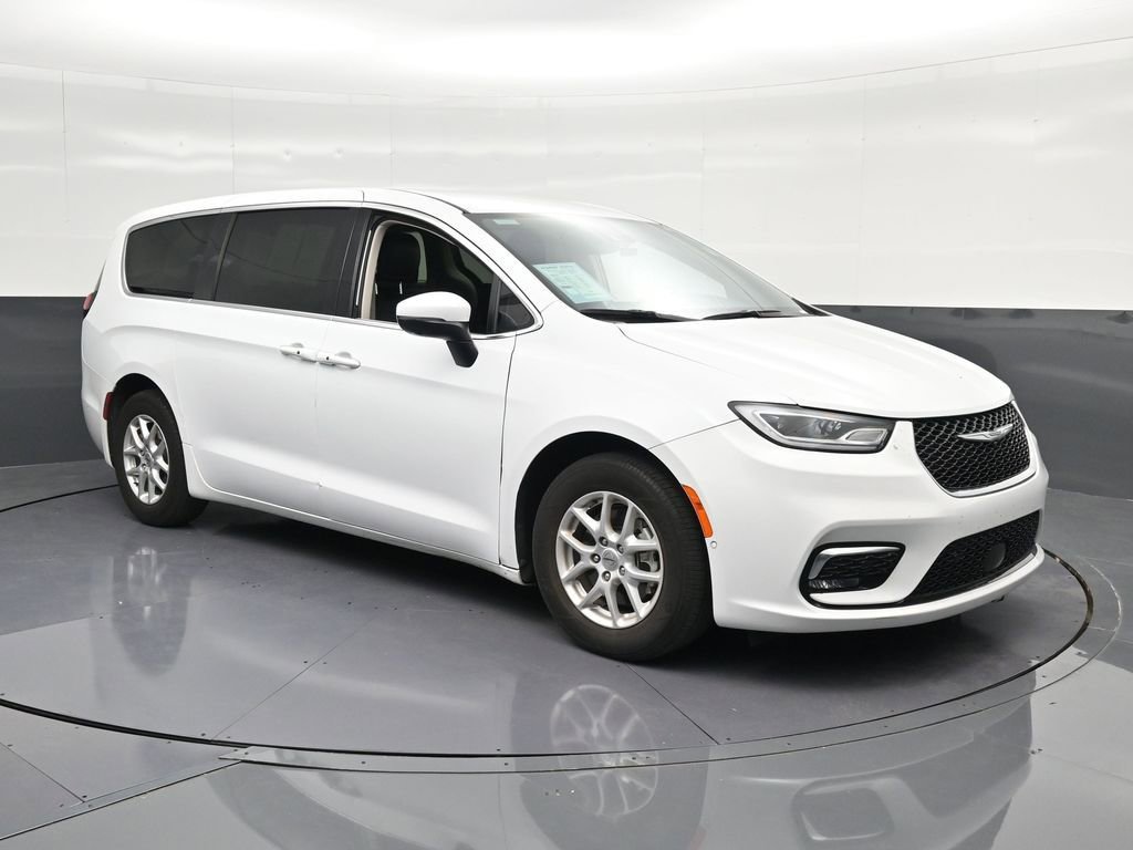 Used 2023 Chrysler Pacifica Touring-L FWD image 5