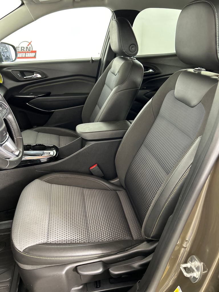 Used 2024 Chevrolet Trax LT w/ Sunroof Package FWD image 12