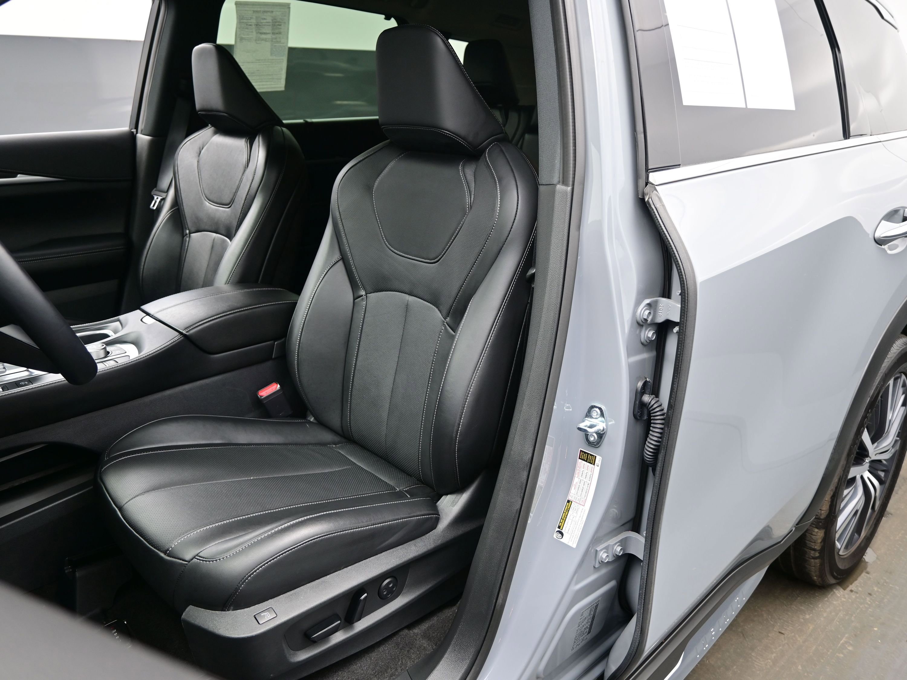 Used 2025 INFINITI QX60 Sensory w/ Vision Package image 12