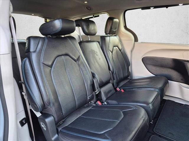 Used 2021 Chrysler Pacifica Touring-L w/ Uconnect Theater Family Group FWD image 18