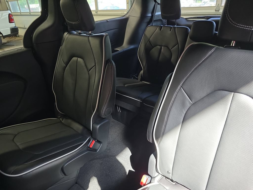 New 2027 Chrysler Pacifica Limited FWD image 14