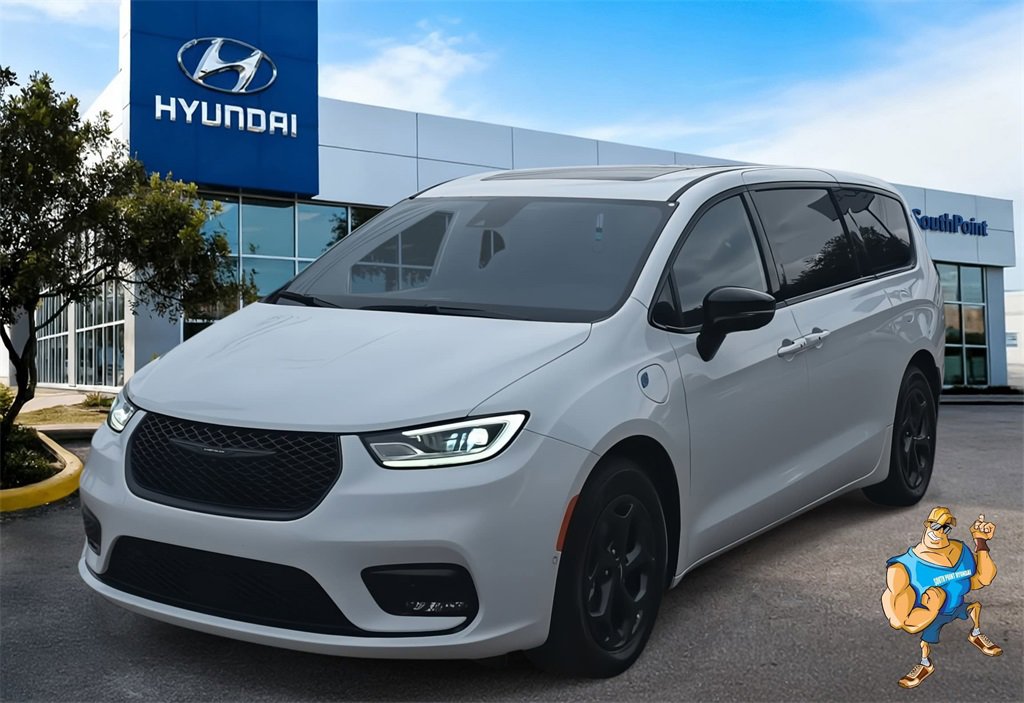 Used 2023 Chrysler Pacifica Limited w/ Uconnect Theater Family Group